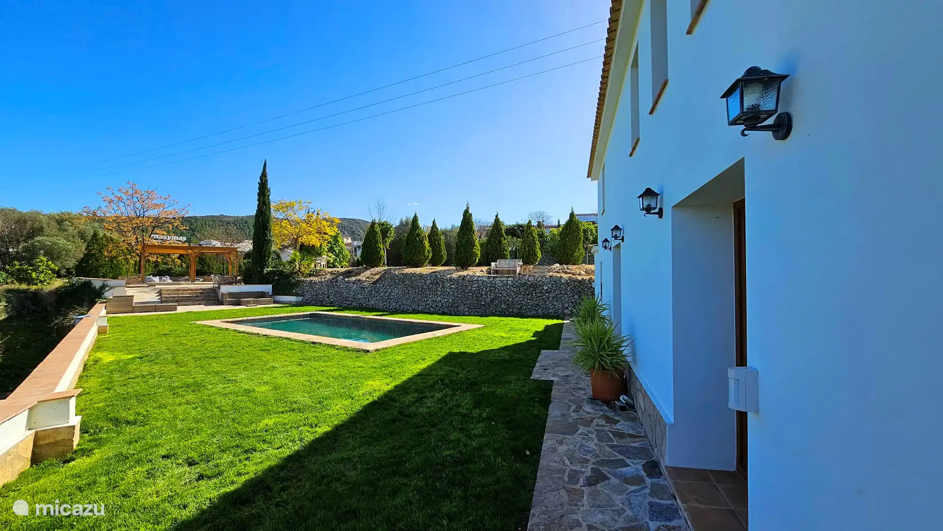 Schwimmbad und Vorgarten