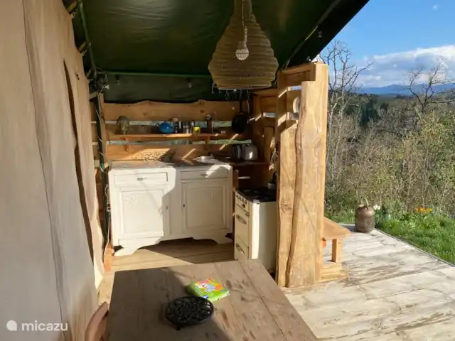 glamping / safaritent / yurt huren in Frankrijk, Aude, Montjardin – Courtizaire du Haut buitenkeuken met gasfornuis met oven, waterkoker en broodrooster