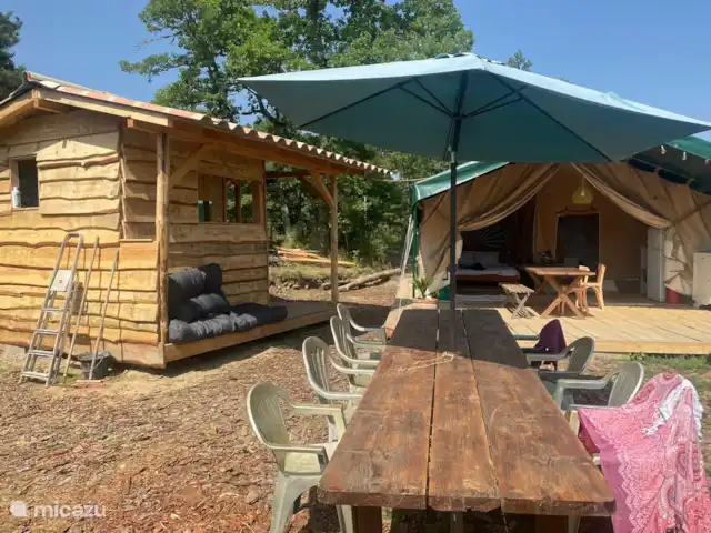 glamping / safaritent / yurt huren in Frankrijk, Aude, Montjardin – Courtizaire du Haut buitentafel met 8 zitplaatsen naast de vuurplek.