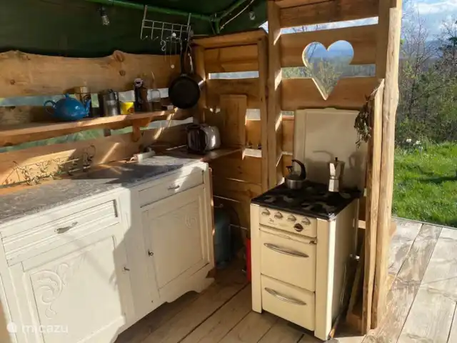 glamping / safaritent / yurt huren in Frankrijk, Aude, Montjardin – Courtizaire du Haut buitenkeuken waar je ook met slecht weer kan koken.