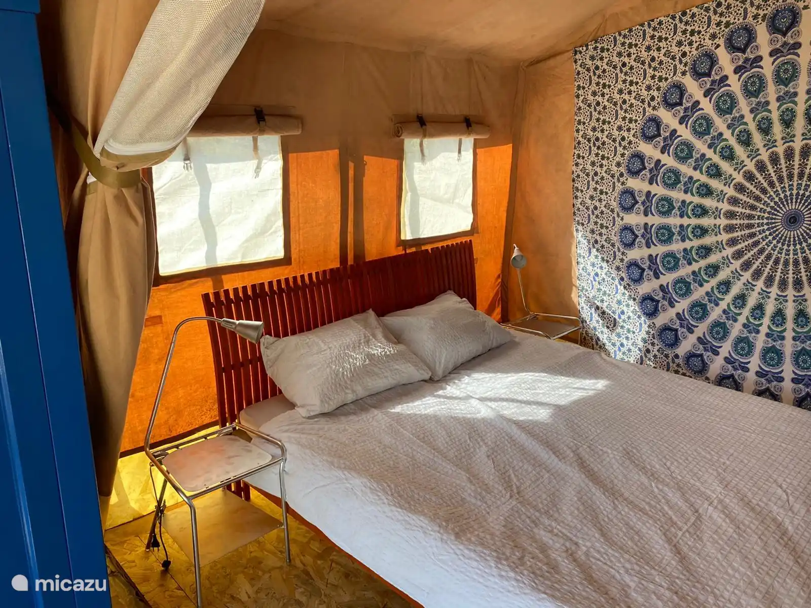 Schlafzimmer mit Doppelbett 