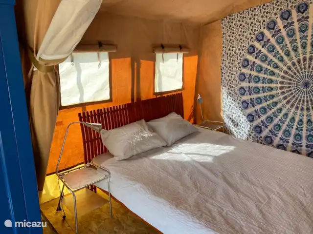 glamping / safaritent / yurt huren in Frankrijk, Aude, Montjardin – Courtizaire du Haut slaapkamer met 2-prs bed