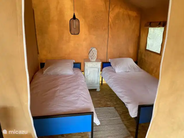 glamping / safaritent / yurt huren in Frankrijk, Aude, Montjardin – Courtizaire du Haut slaapkamer met 2 losse bedden