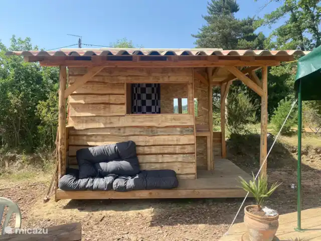 glamping / safaritent / yurt huren in Frankrijk, Aude, Montjardin – Courtizaire du Haut apart sanitair chalet met douche, wastafel en toilet.