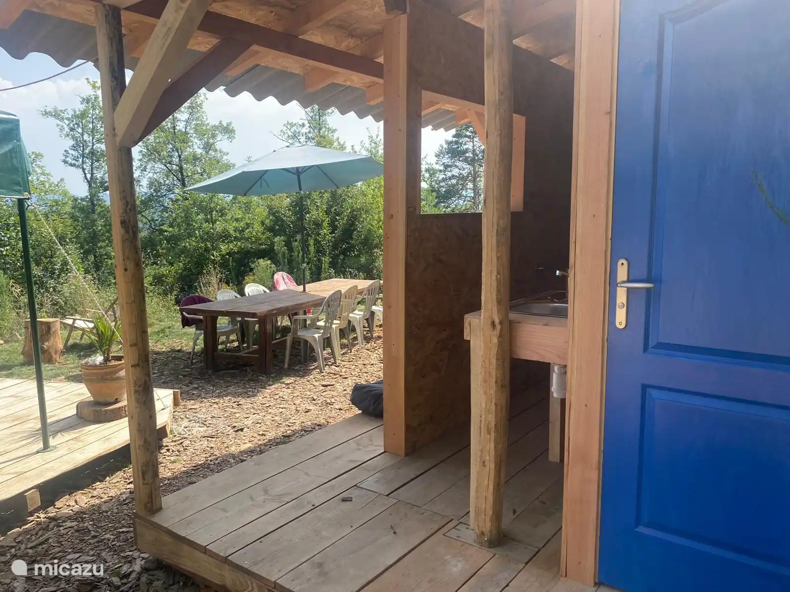 Eingang zu den Sanitäranlagen des Chalets 