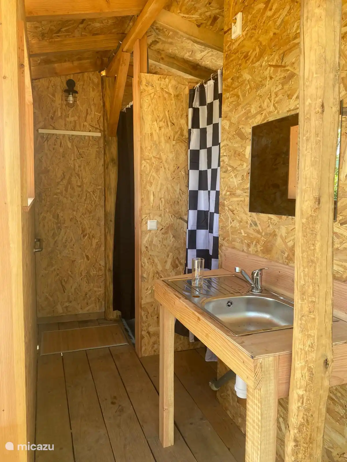 Sanitäranlagen im Chalet mit Waschbecken und Durchgang zur Dusche