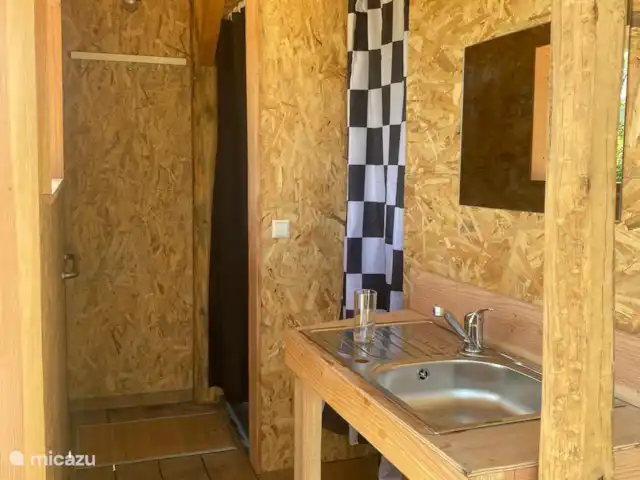 glamping / safaritent / yurt huren in Frankrijk, Aude, Montjardin – Courtizaire du Haut chalet sanitair met wastafel en doorgang naar de douche