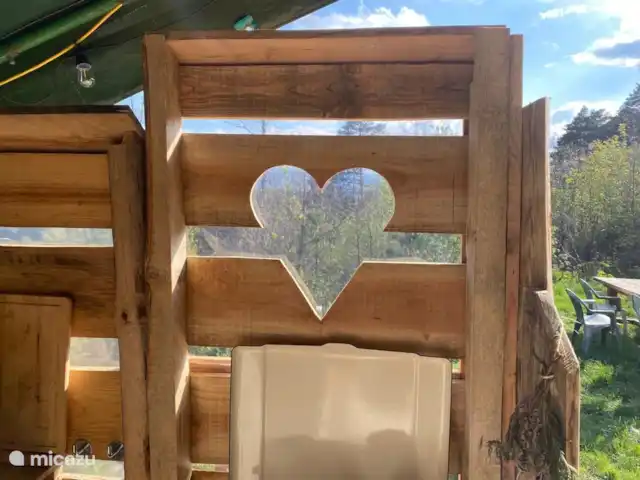 glamping / safaritent / yurt huren in Frankrijk, Aude, Montjardin – Courtizaire du Haut doorkijkje vanuit de open keuken naar de tuin