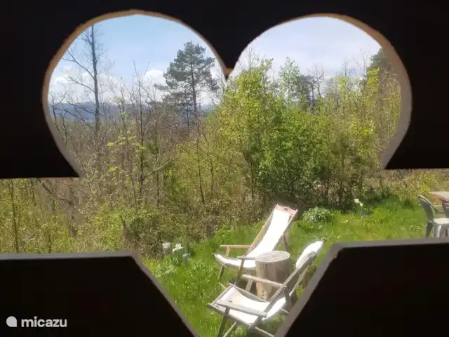 glamping / safaritent / yurt huren in Frankrijk, Aude, Montjardin – Courtizaire du Haut doorkijkje vanaf de buitenkeuken op jullie prive tuin