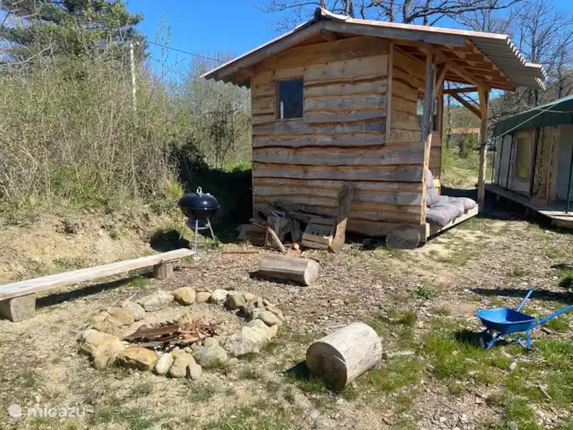 glamping / safaritent / yurt huren in Frankrijk, Aude, Montjardin – Courtizaire du Haut jullie eigen vuurplek om kampvuur te maken met BBQ. Alleen mogelijk buiten de zomermaanden.
