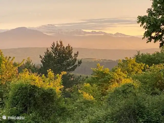 glamping / safaritent / yurt huren in Frankrijk, Aude, Montjardin – Courtizaire du Haut Uitzicht vanaf ons domein op de Pyreneeën.