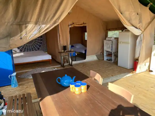 glamping / safaritent / yurt huren in Frankrijk, Aude, Montjardin – Courtizaire du Haut de woonkamer, leefruimte met open keuken