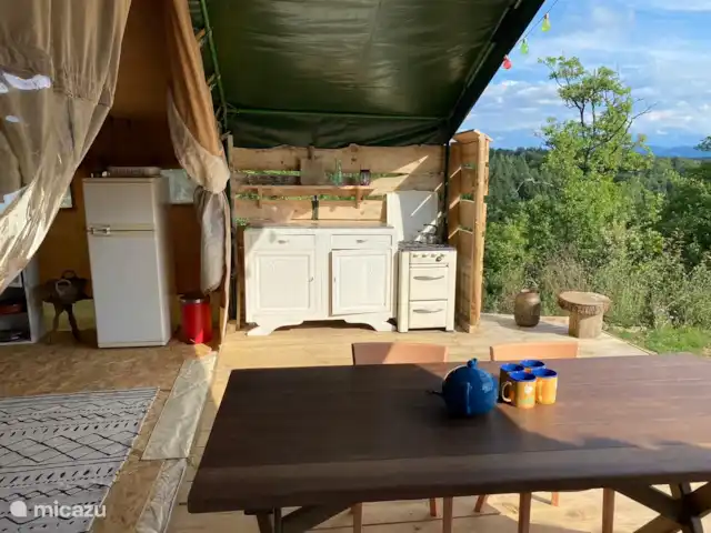 glamping / safaritent / yurt huren in Frankrijk, Aude, Montjardin – Courtizaire du Haut overdekt terras met open keuken