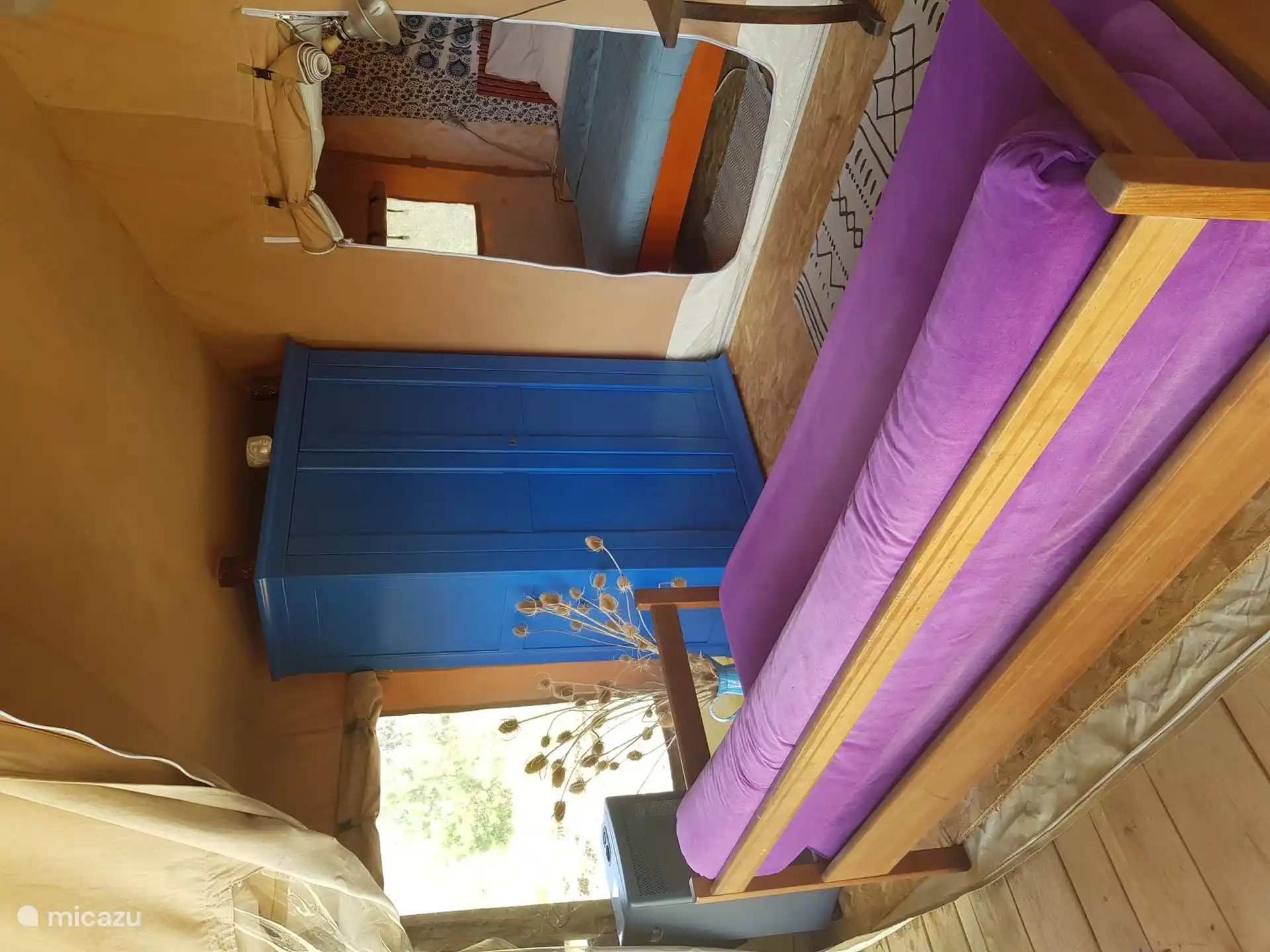 (Schlaf-)Sofa, das je nach Wetterlage nach innen oder außen gedreht werden kann. Sofa, das als Schlafsofa für die 5. Person genutzt werden kann. Anstelle des Schlafsofas kann auch ein Klappbett zwischen die 2 Einzelbetten gestellt werden. Bitte beachten Sie: Im letzteren Fall gibt es nur wenig bis gar keinen Gehraum. 