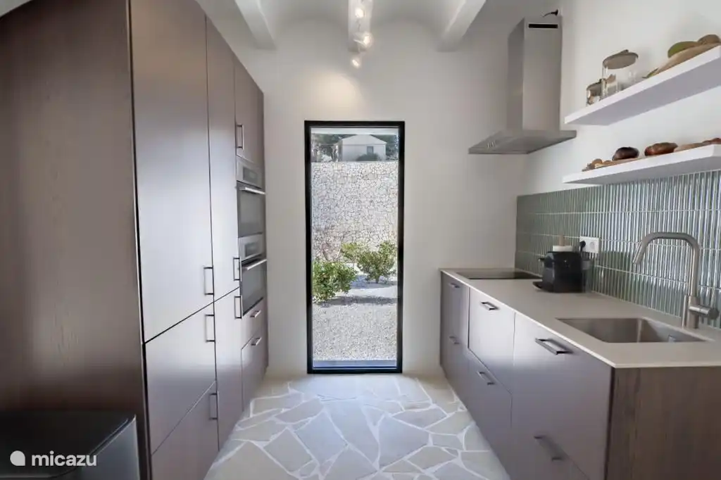 Kitchen with combination oven and steam oven, induction hob with 2 units.