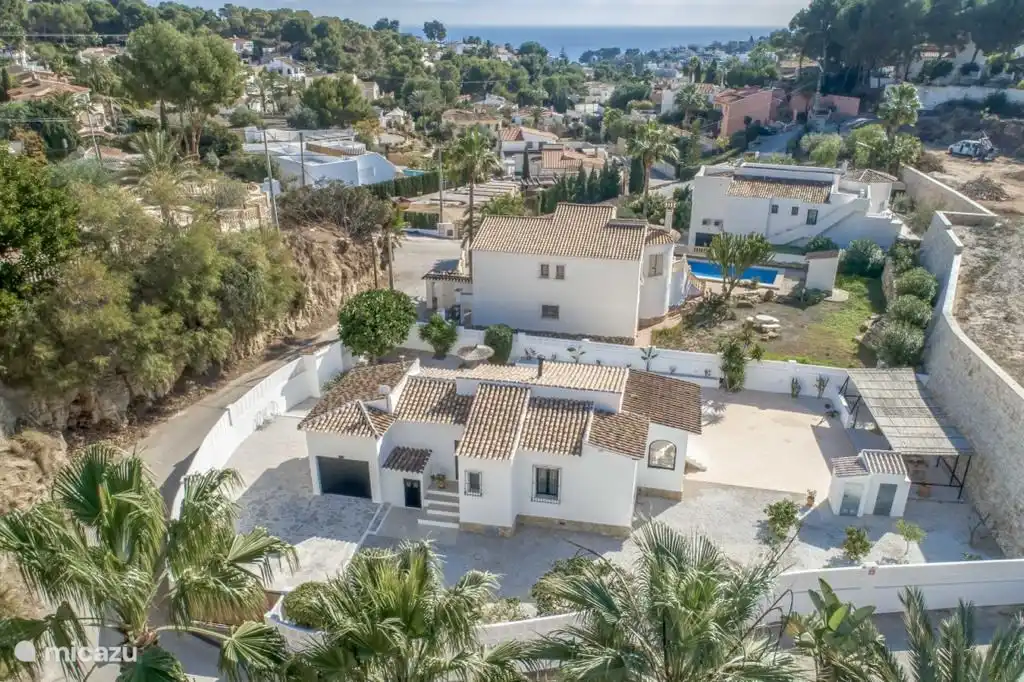 Beach Cala la Fustera at 800 m walking distance.