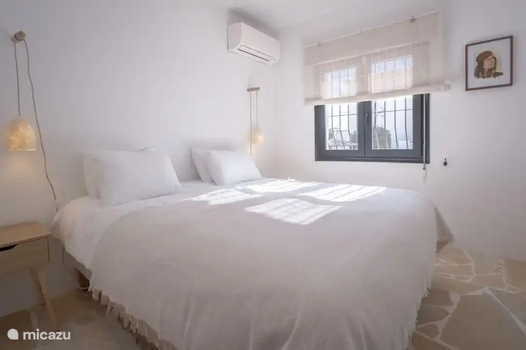 Room with a bed of 180 x 200 m and a two-door wardrobe.