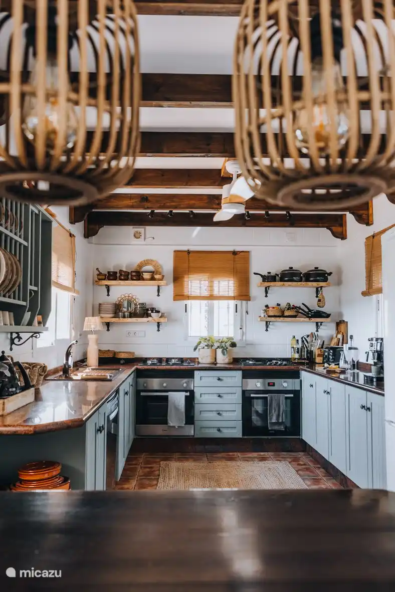 Küche komplett ausgestattet