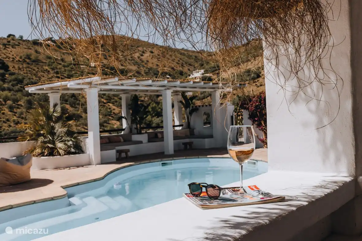 Der nach Süden ausgerichtete Pool liegt den ganzen Tag in der Sonne, die Lounge spendet wunderbaren Schatten