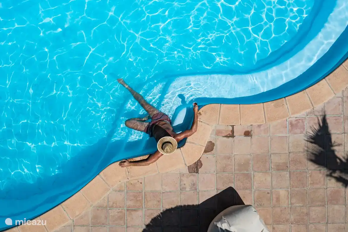 Der Sitzplatz im Schwimmbad, wo Sie sich mit einem Cocktail abkühlen können