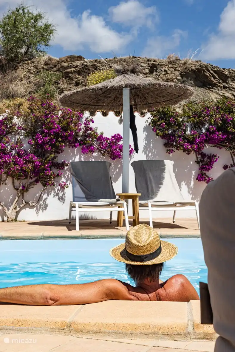 Genug Liegen für alle unter mediterranen Sonnenschirmen