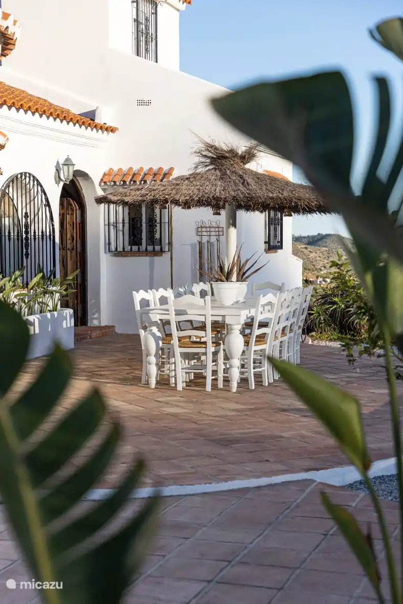 Großer Esstisch im Freien