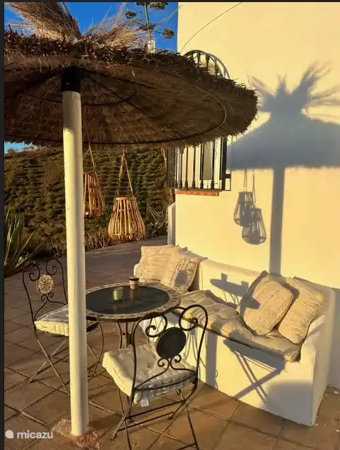 Ihr erster Kaffee hier bei Sonnenaufgang vor dem Haus