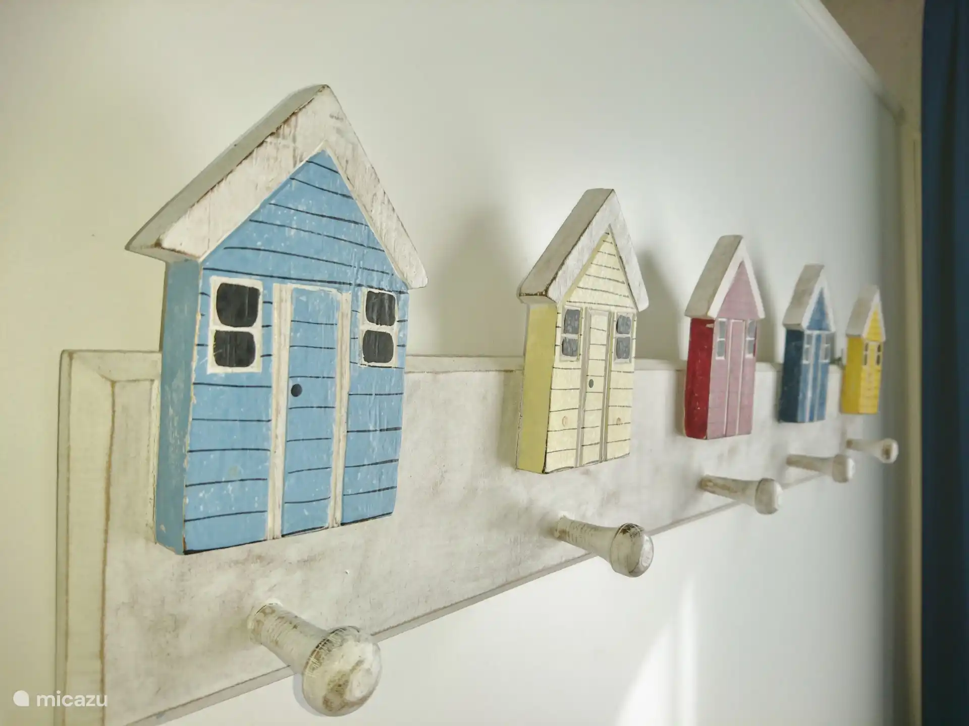 Kinderkamer met ruime hang/leg kledingkast. 