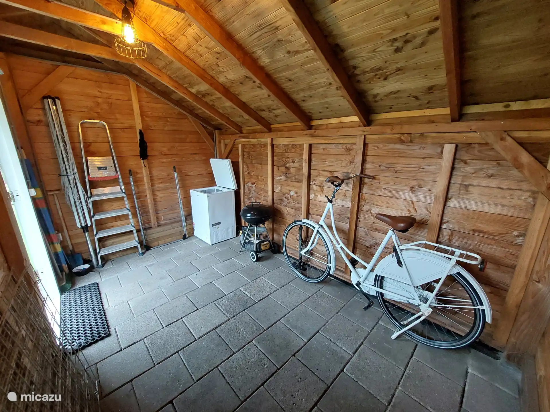 Inhoud schuur, met o.a. oma fiets, vrieskist, droogmolen, barbeque en afzetmogelijkheden. 