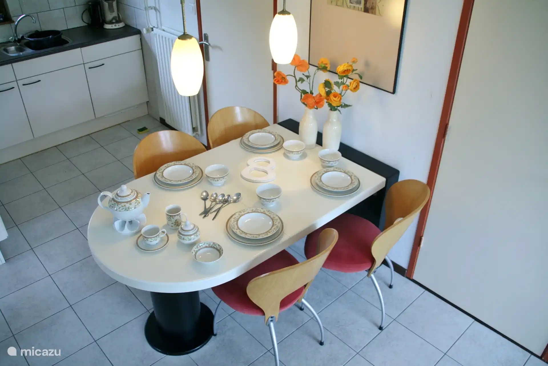 Ruim voldoende servies en bestek.