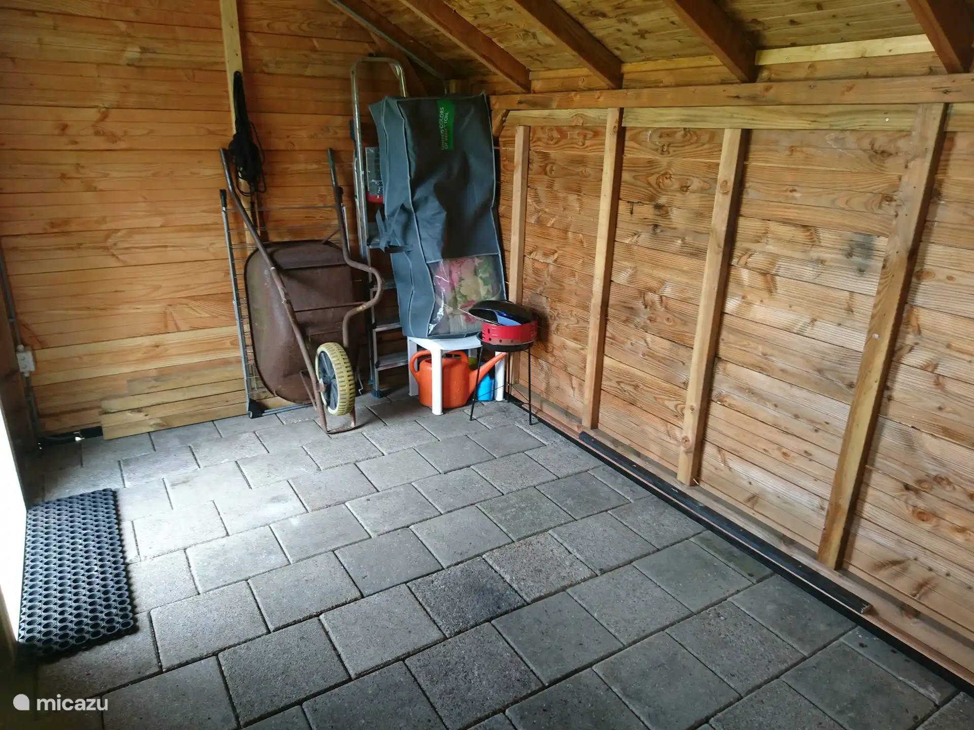 Vakantie huis Eureka 8. Afsluitbare kapschuur met oplaadpunten voor 4 elektrische fietsen, vrieskist (99 liter), droogmolen, kinderledikant.
