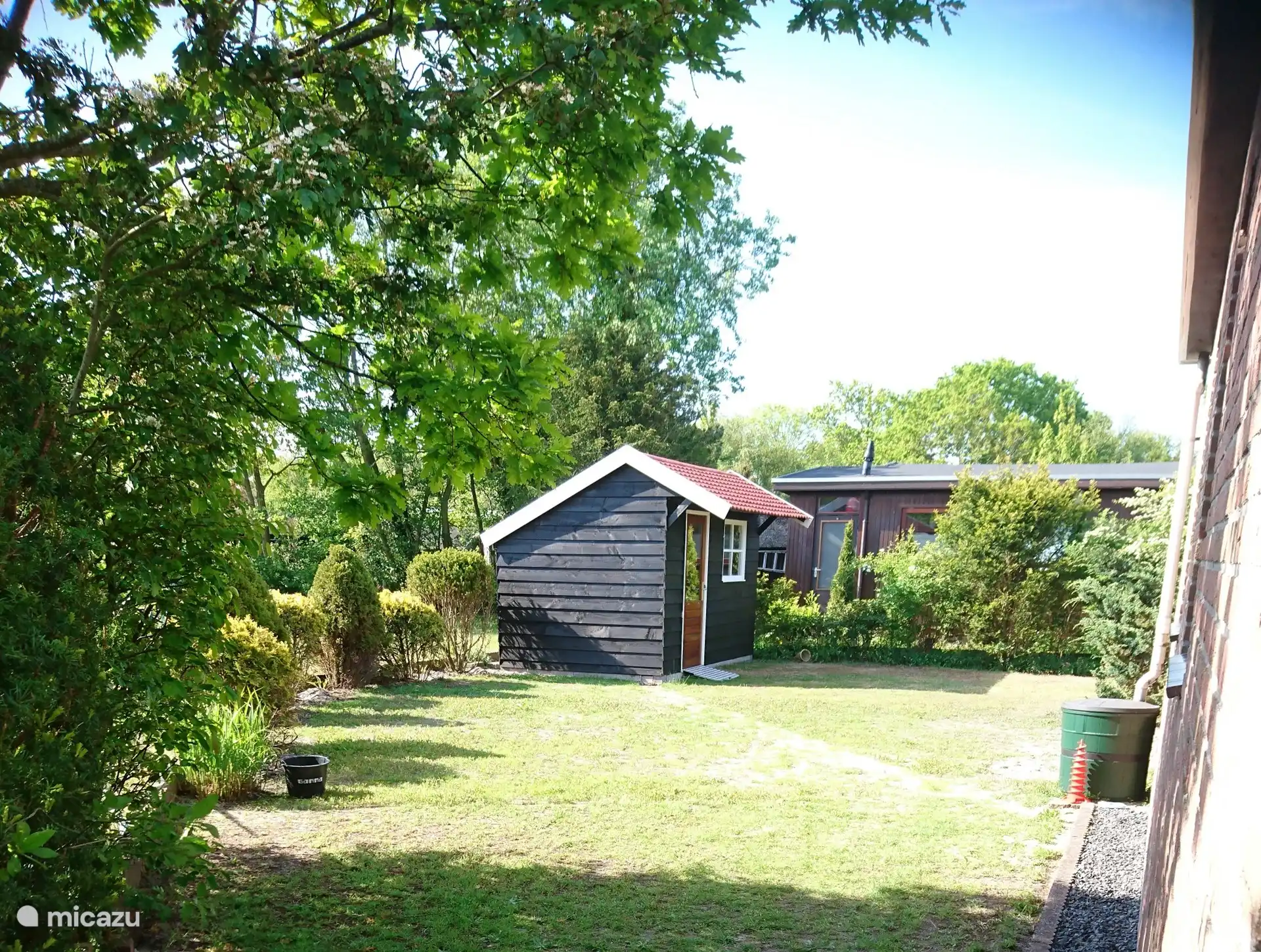 Kapschuur behorend bij Vakantiehuis Eureka 8 geschikt om 4 fietsen te stallen en op te laden. 