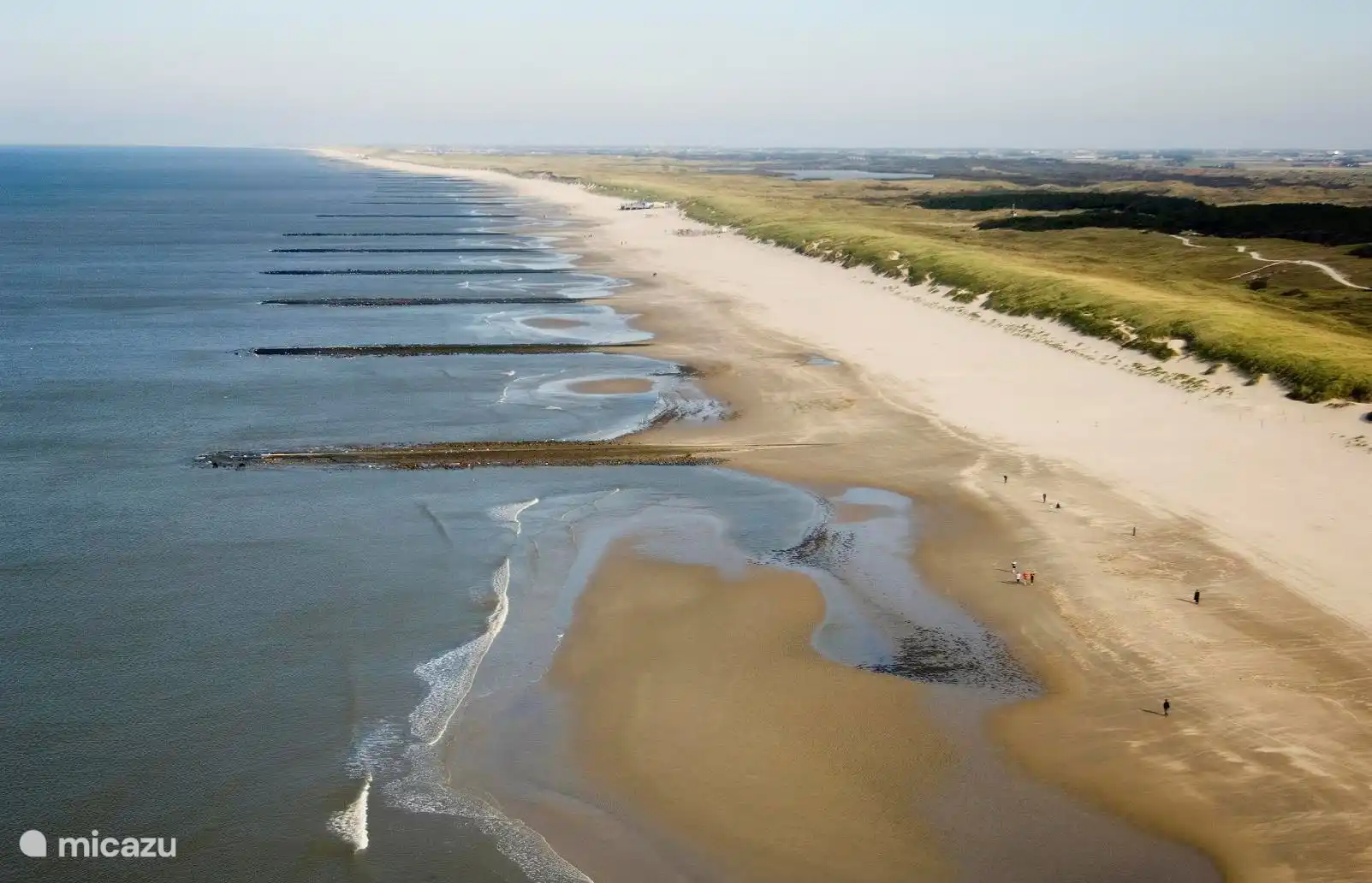 Kijk toch wat een weidsheid. De zee blijft fascineren. Het strand bij Sint Maartenszee met paviljoen Noord en Zuid.