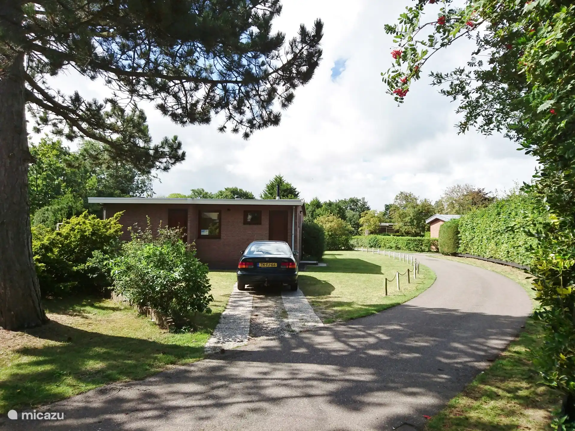 Vakantiehuis Eureka 8 met eigen parkeerplaats naast de bungalow voor max. 2 auto's.