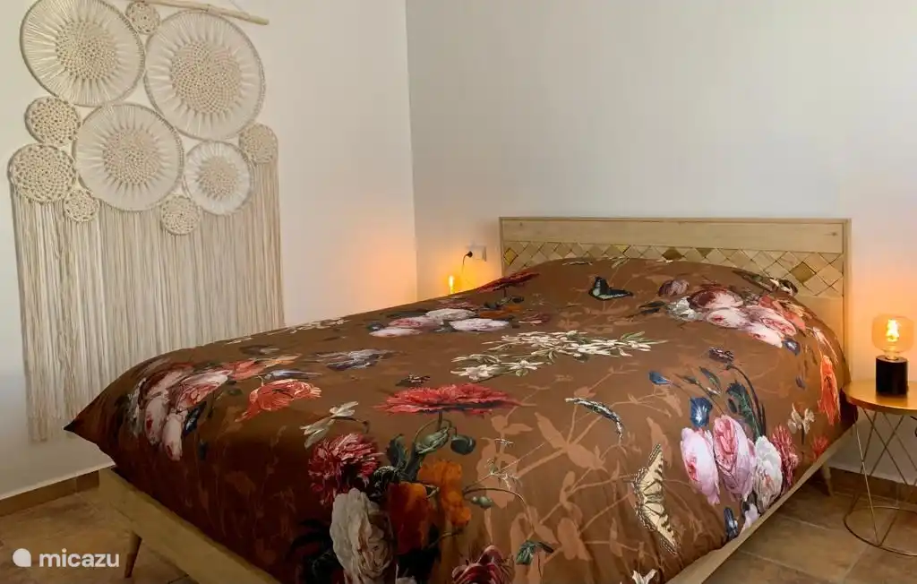 Chambre 1 avec un lit double dans le bâtiment principal