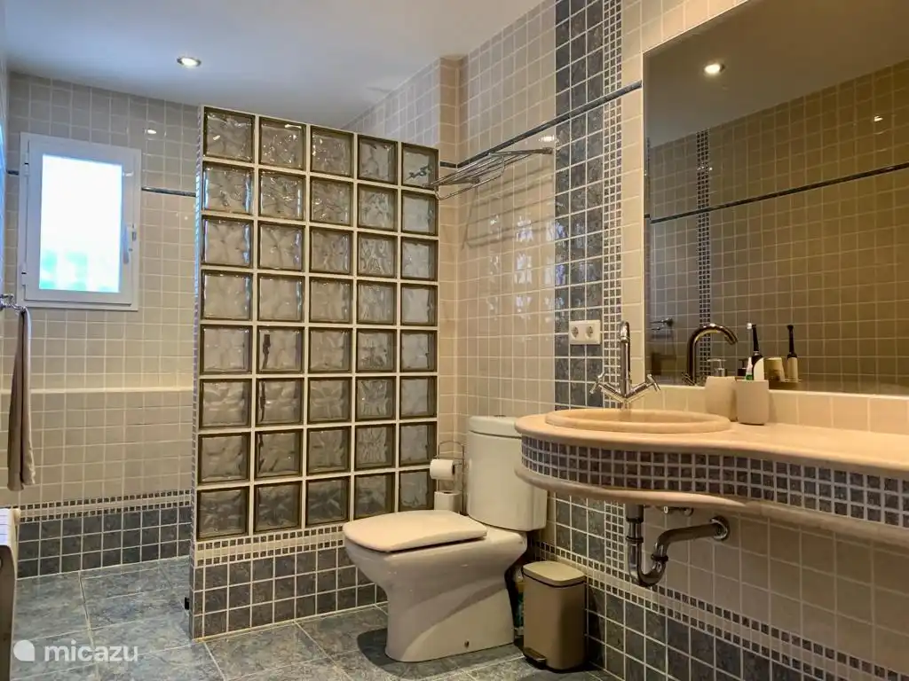 Salle de bain 1 dans le bâtiment principal