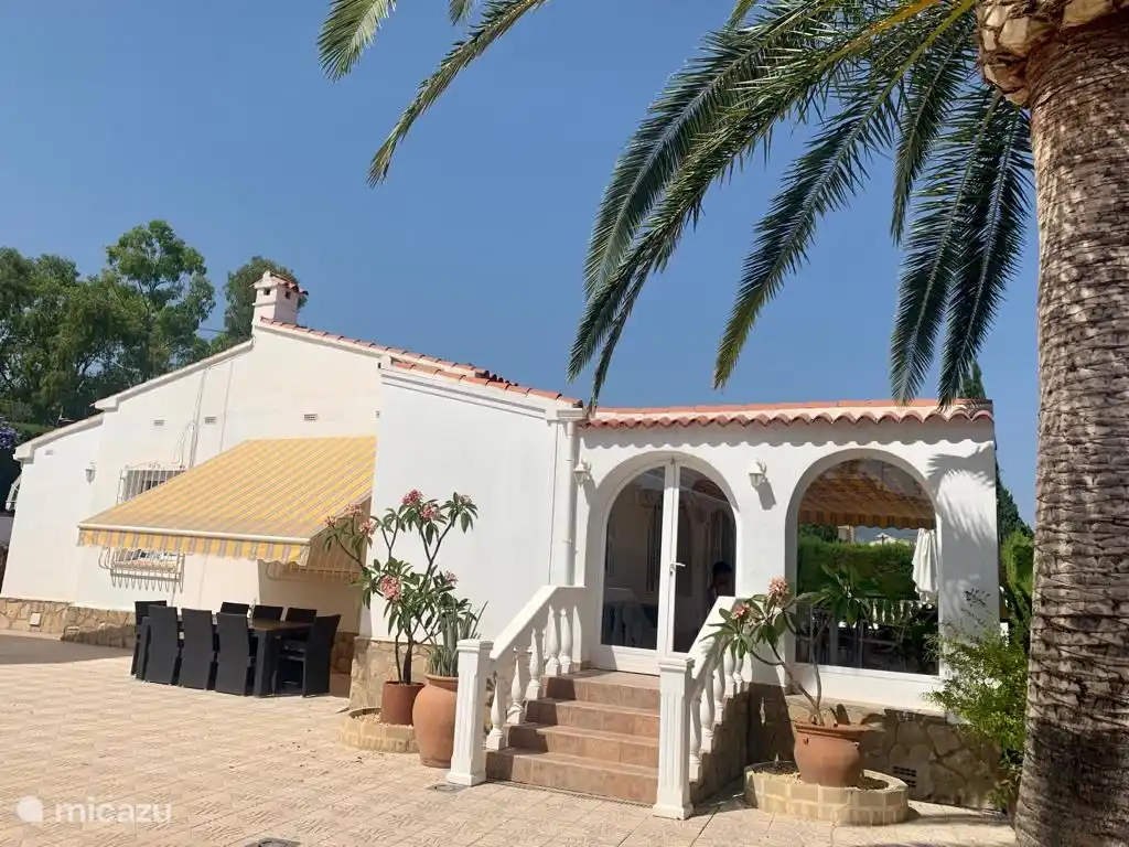 Maison latérale à côté de l'allée