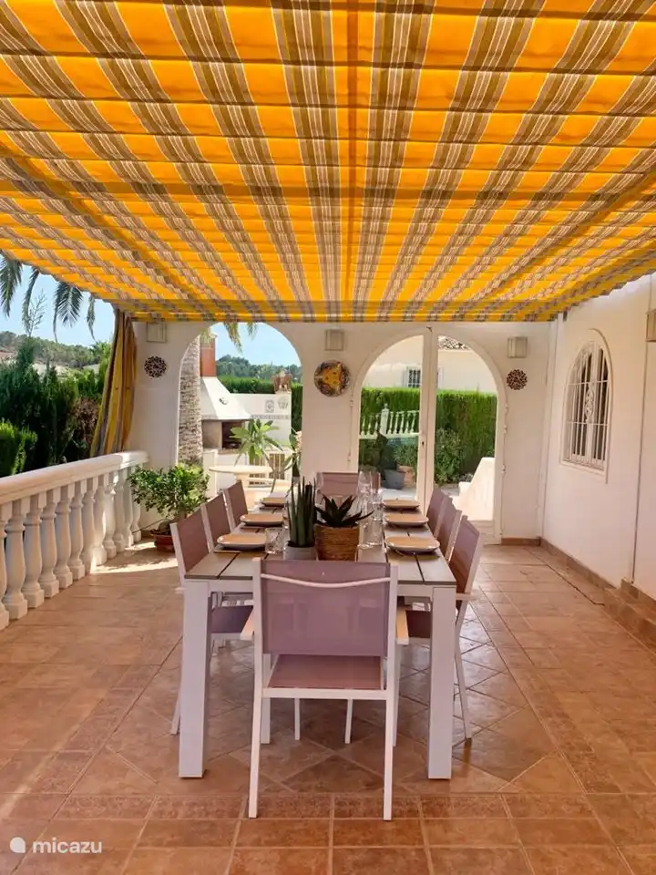 Il y a un auvent rétractable qui peut couvrir toute la terrasse.