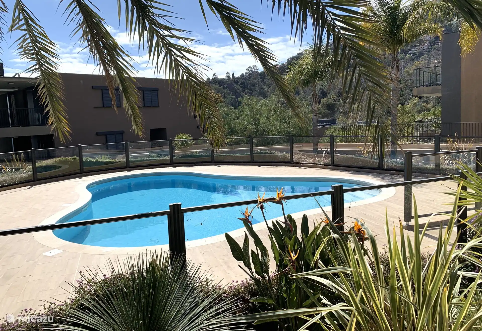 Wir haben Stühle auf unserem Parkplatz, die Sie zum Pool oder zum Strand mitnehmen können