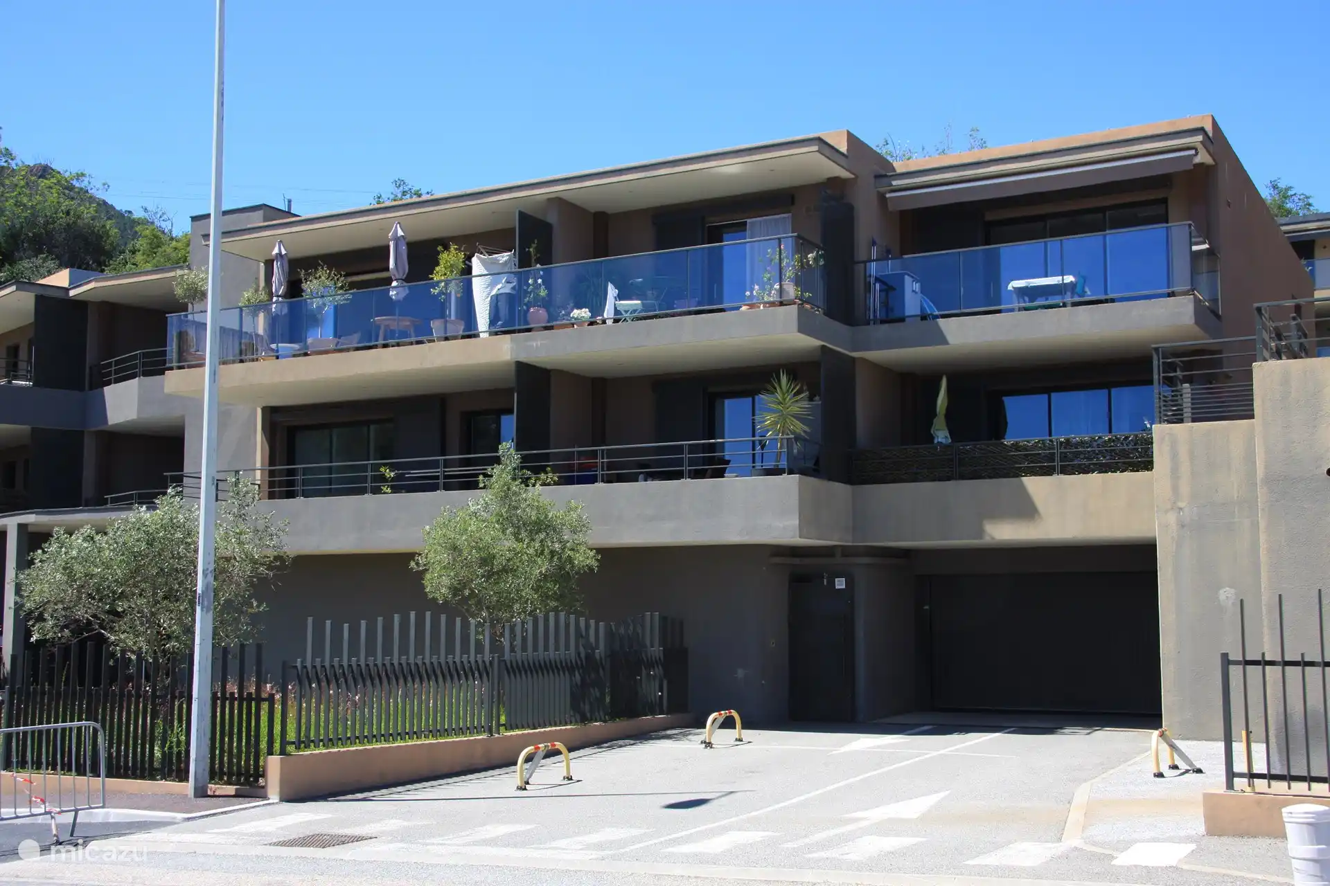 Einfahrt zum Parkplatz
