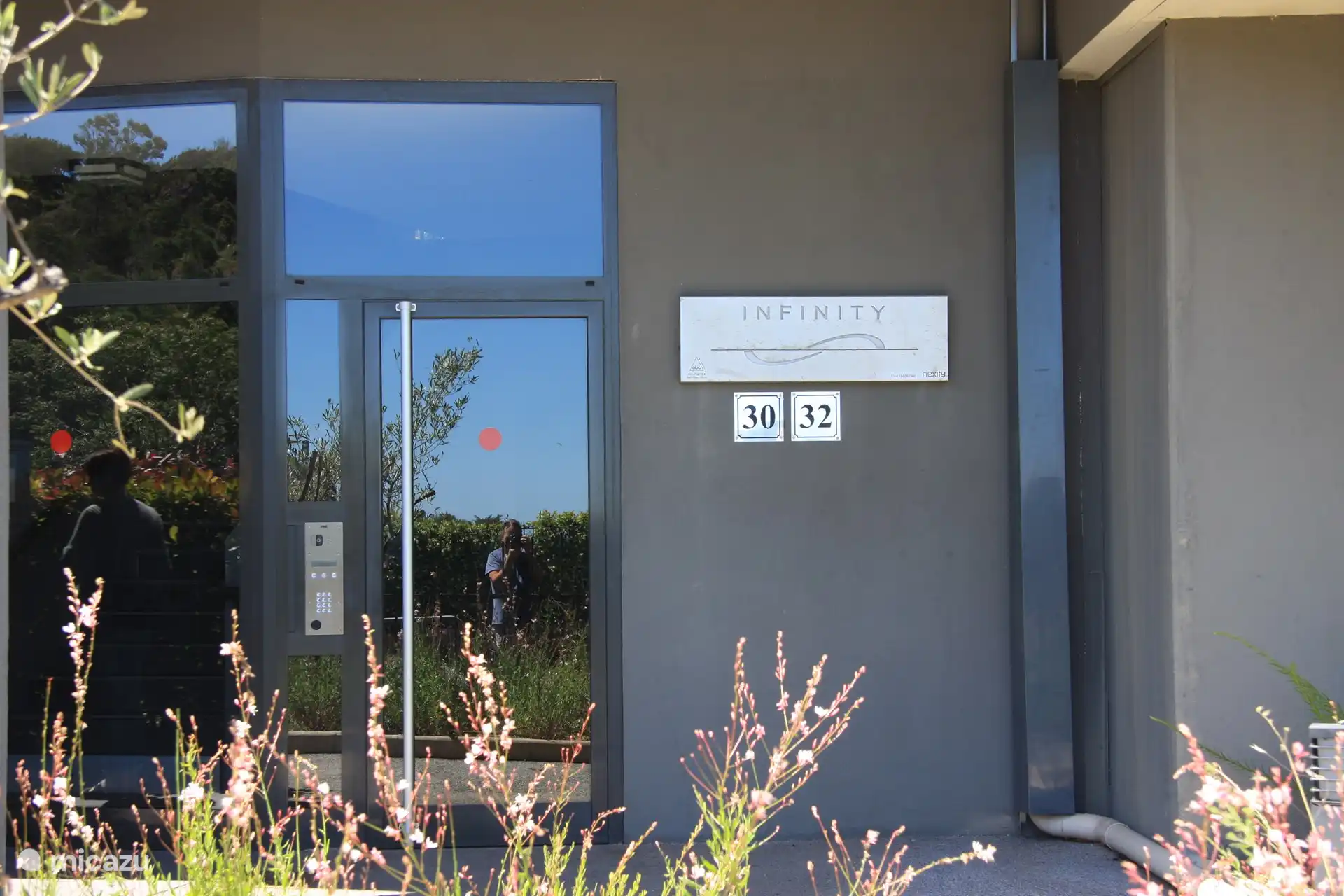 Haupteingang des Mehrfamilienhauses
