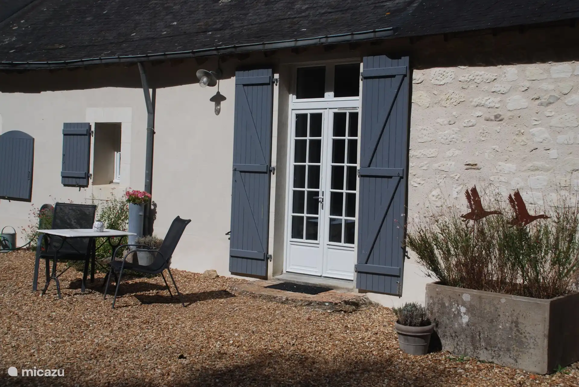 entrance of La Gloriette with seating in the courtyard