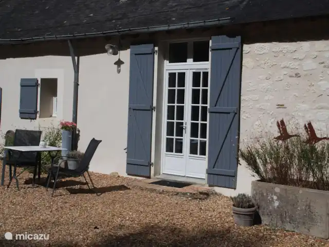 La Gloriette | France, Maine-et-Loire, Les Bois d'Anjou - gîte / cottage entrée de La Gloriette avec sièges dans la cour