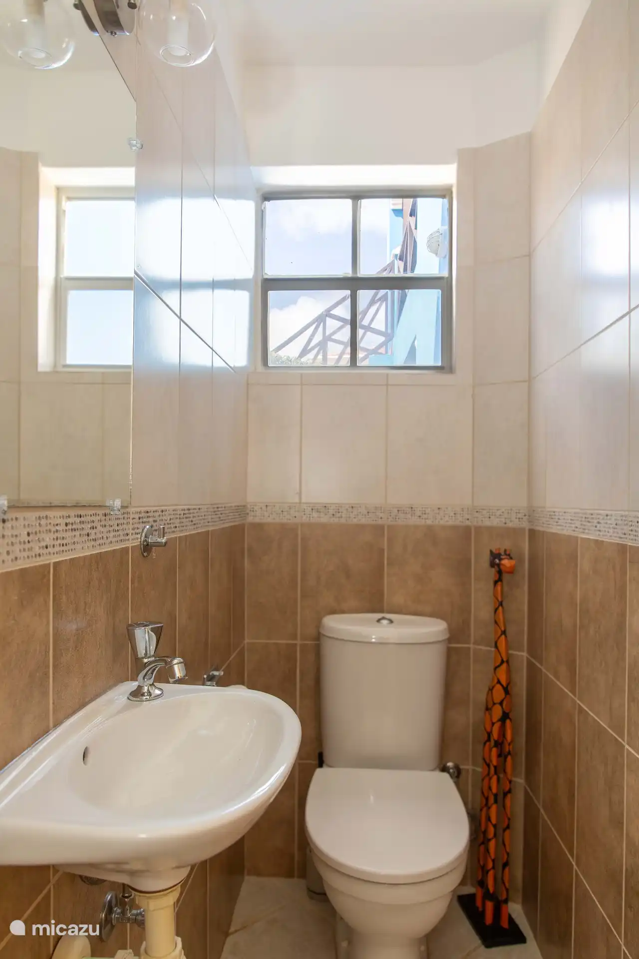 toilettes séparées dans le couloir, utiles pour les invités