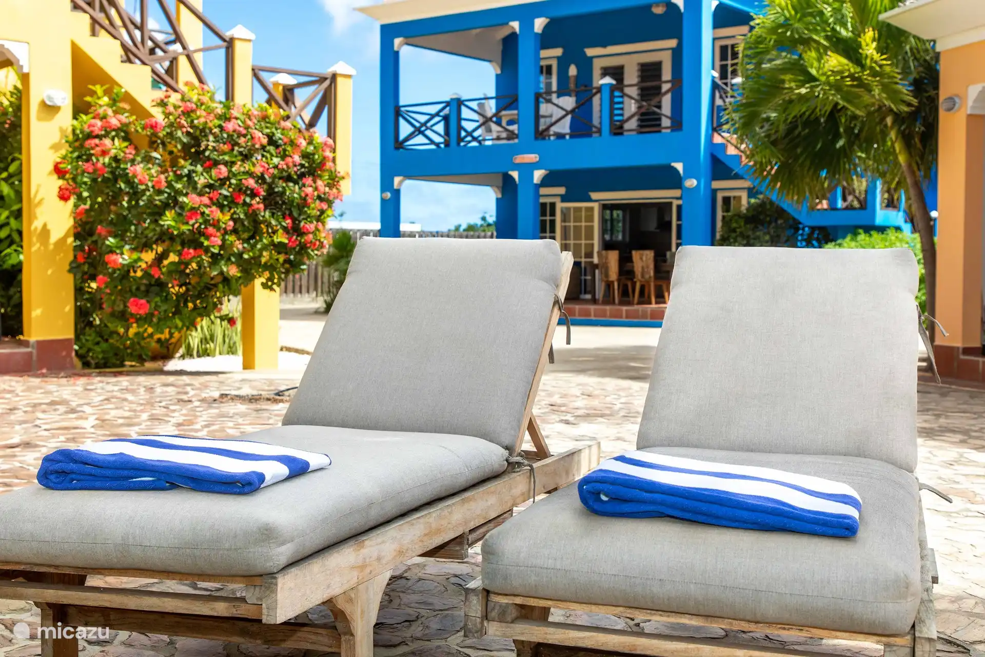 Transats au bord de la piscine