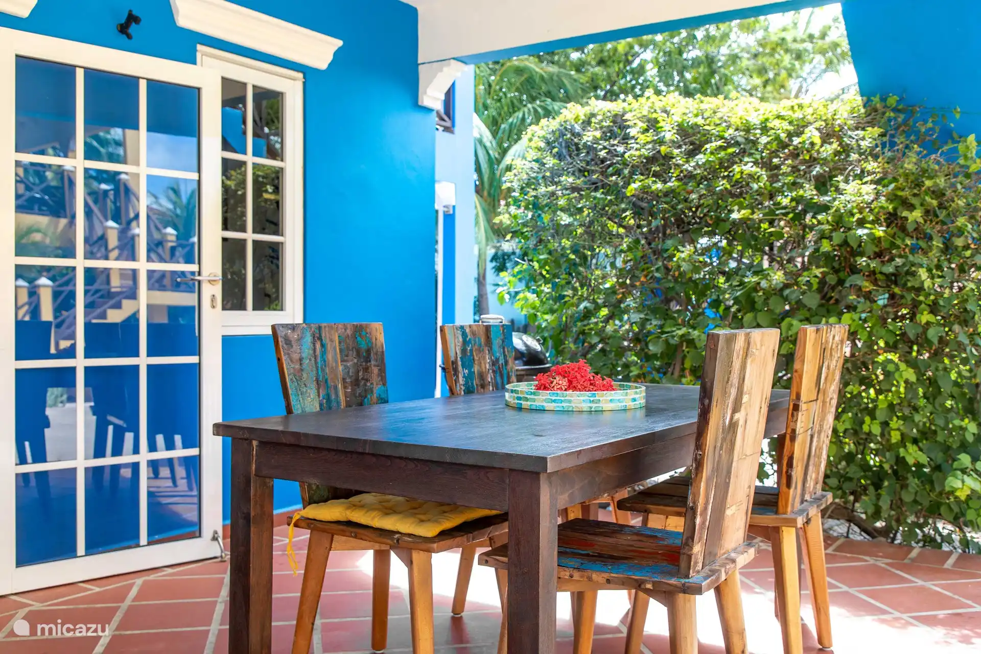 coin repas à l'extérieur sur terrasse