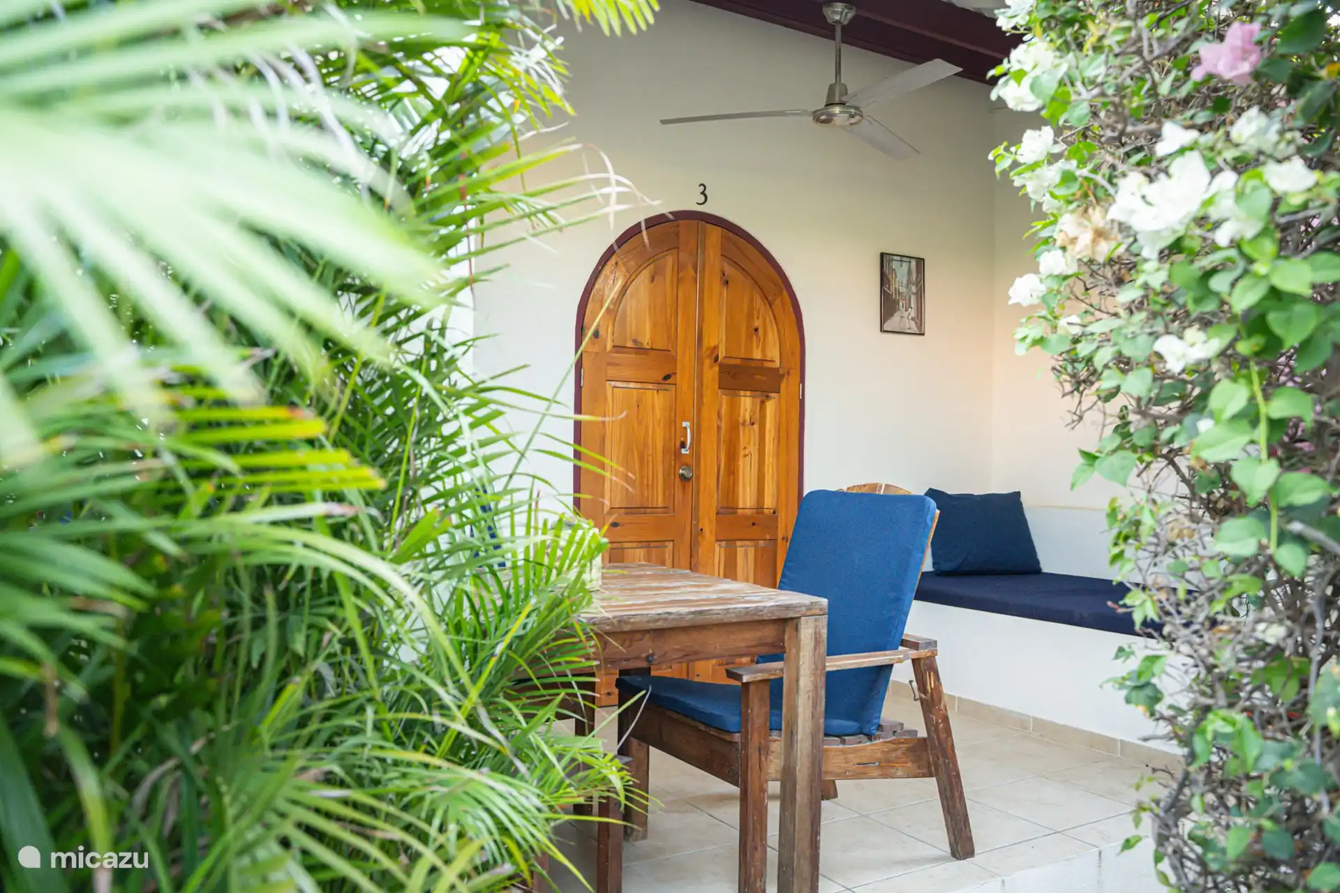 Geräumige Veranda mit herrlichem Blick auf den Garten, der perfekte Ort, um draußen zu sitzen, die frische Luft zu genießen und sich in Privatsphäre zu entspannen.