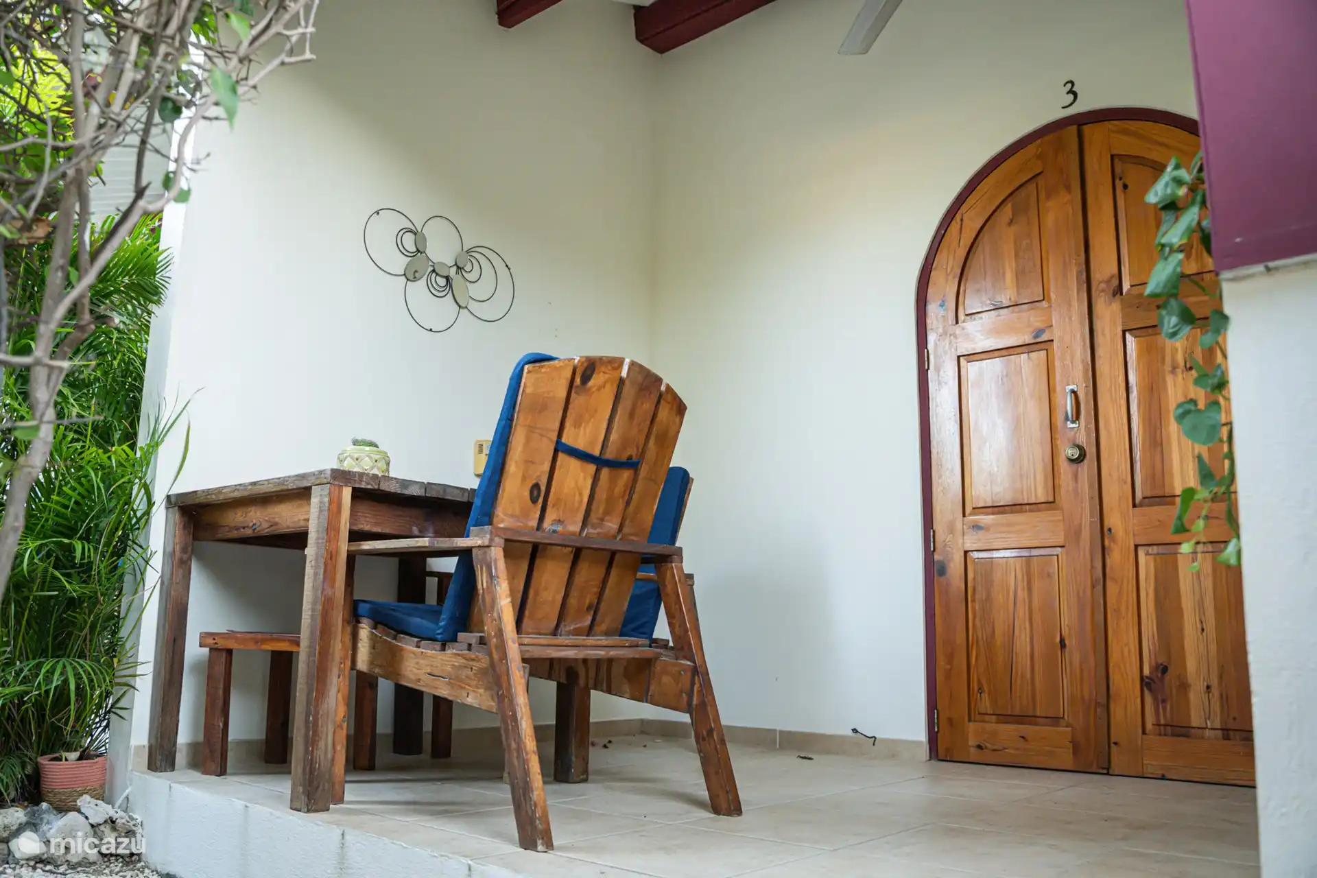 Gemütlicher Tisch im Freien auf der privaten Veranda, perfekt für zwei Personen, um zu frühstücken, zu trinken oder die Ruhe gemeinsam zu genießen.