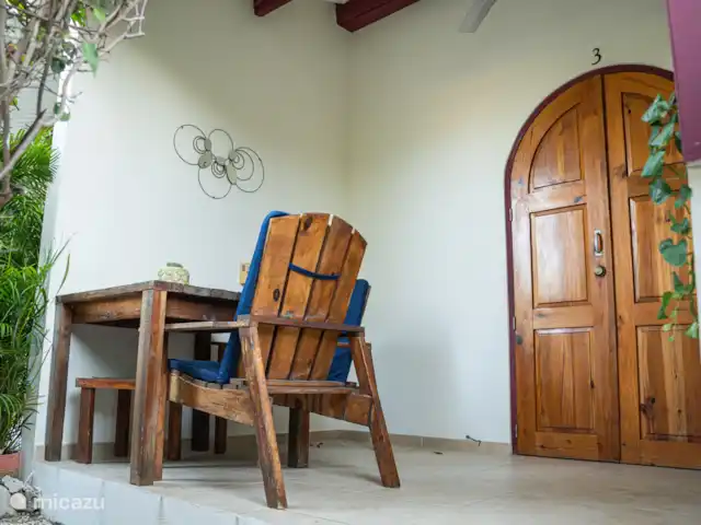 Sérénade de l’île | Curaçao, Curaçao-Centre, Boca St. Michiel - studio Table d’extérieur confortable sur la véranda privée, parfaite pour deux personnes pour prendre le petit-déjeuner, prendre un verre ou profiter du calme et de la tranquillité ensemble.