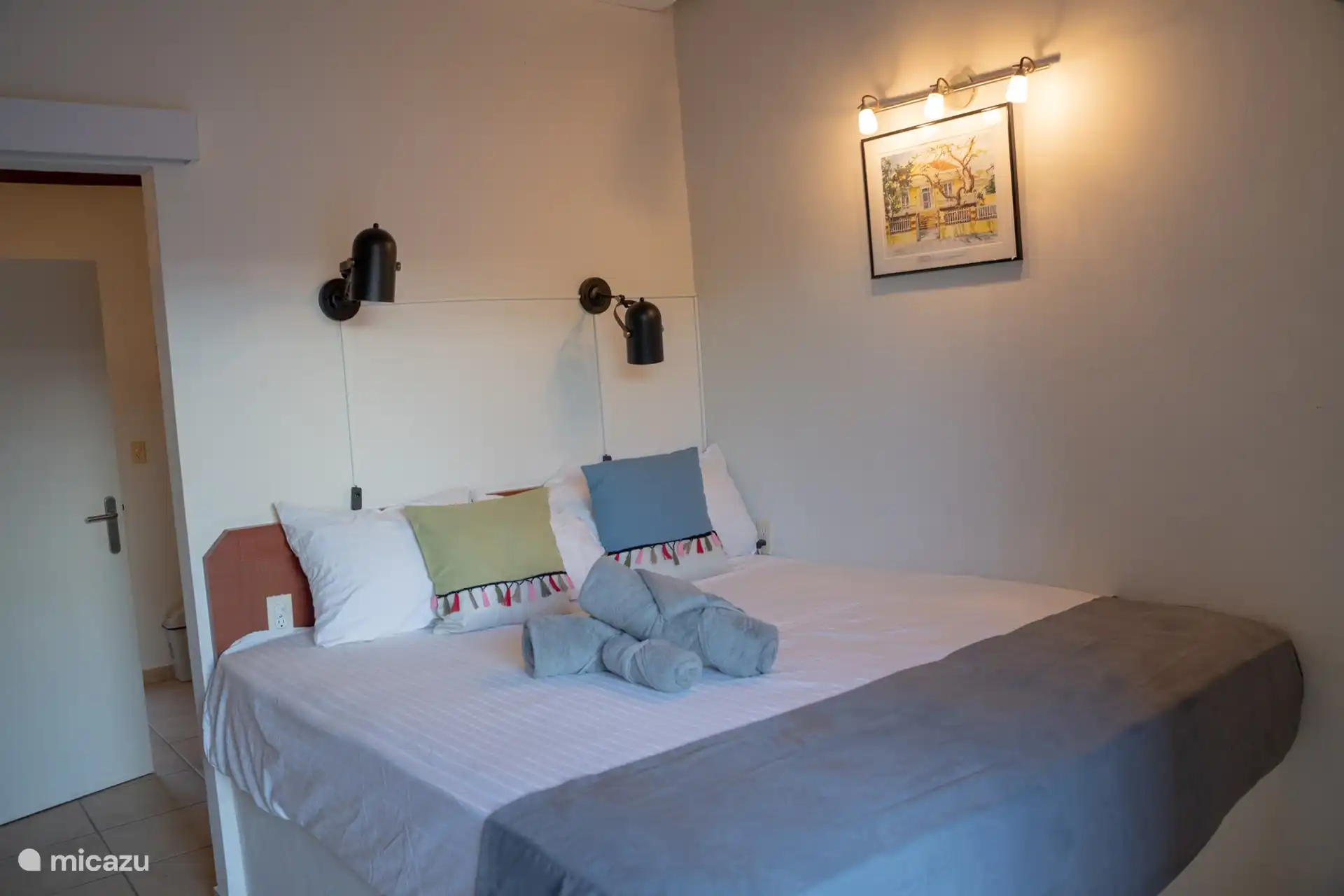 Gemütliches Schlafzimmer mit stilvollem Bett, warmer Beleuchtung und einer entspannenden Atmosphäre.